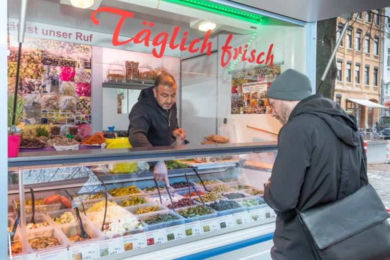 Feinkoststand auf dem Wochenmarkt in Linden.